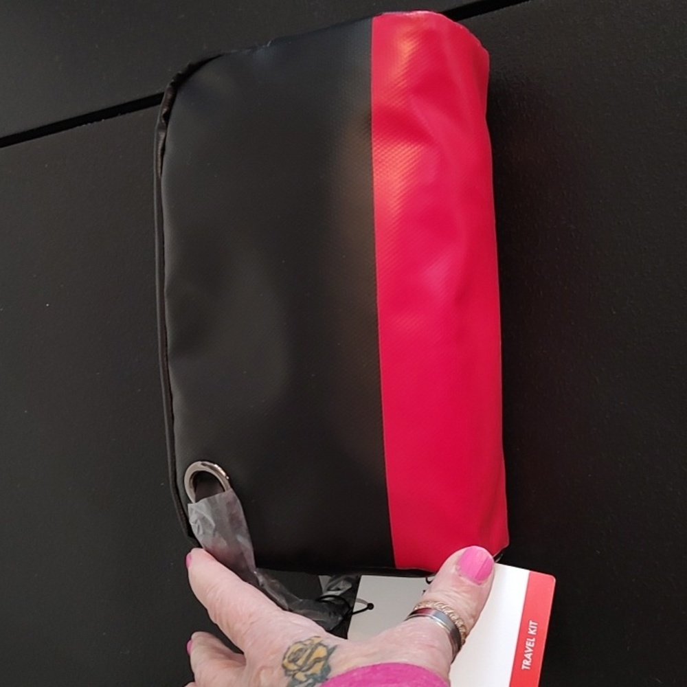Guess And Flagship Travel Bags - Picture 9 of 11